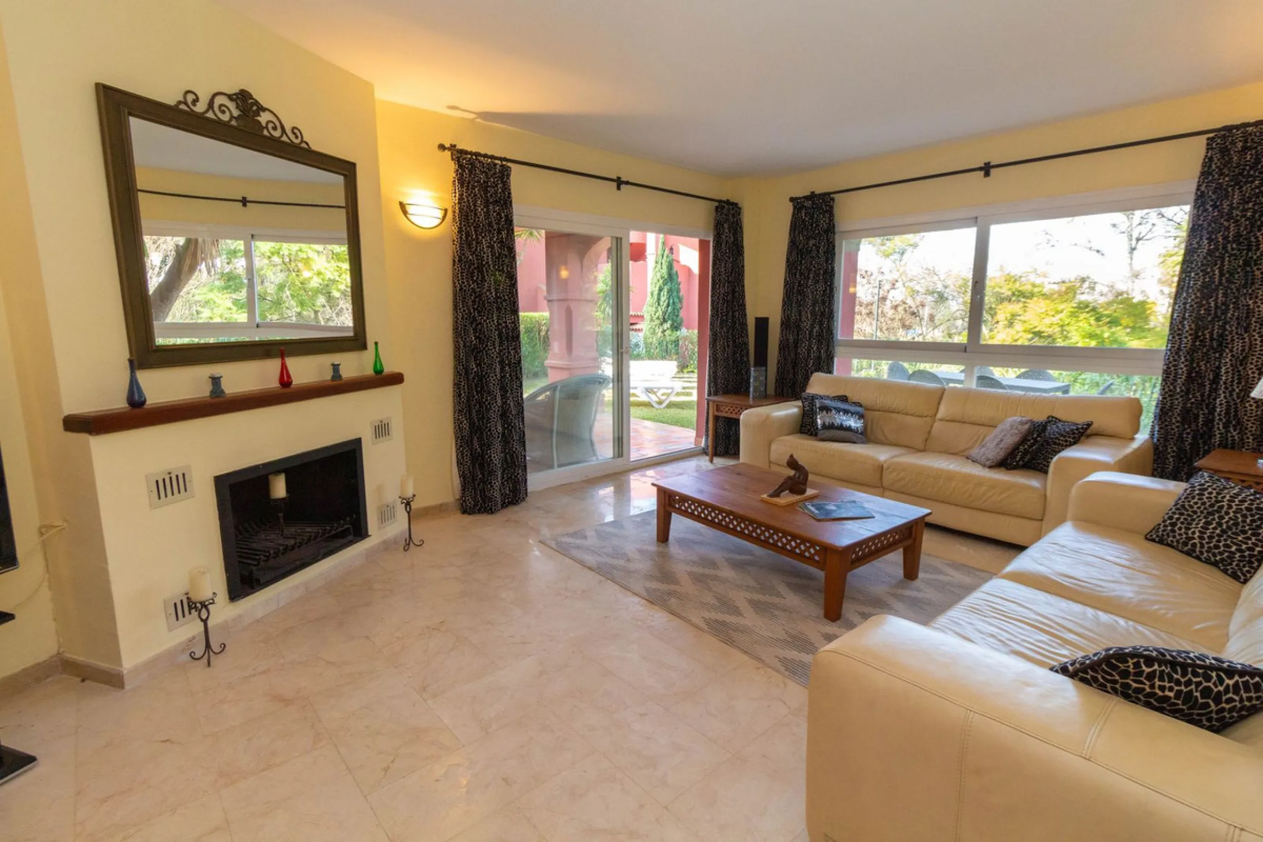 Apartment - Ground Floor Apartment в продаже в Marbella, Málaga. В доме 3 спален и 2 ванных комнат. Площадь дома 145 м²