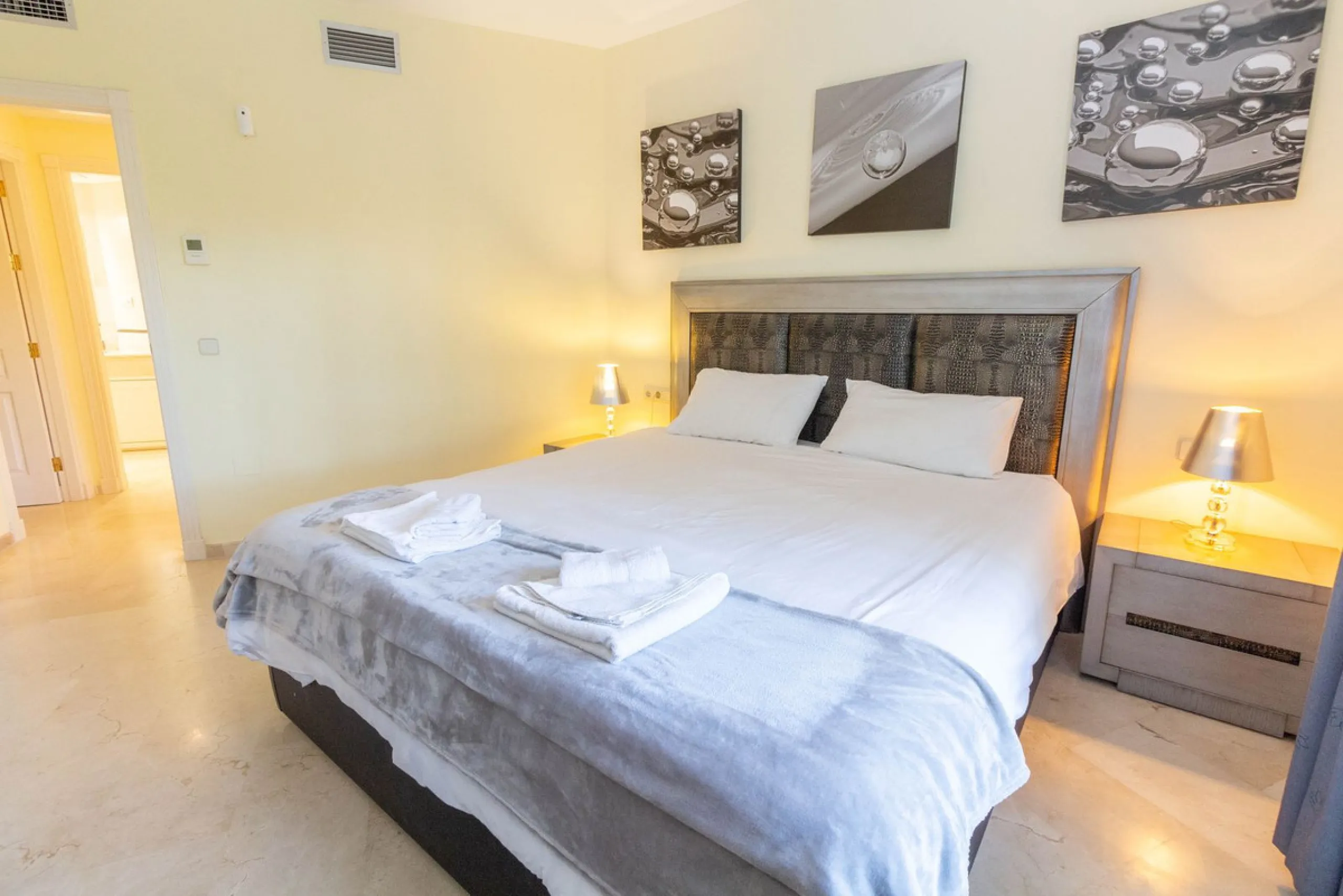 Apartment - Ground Floor Apartment в продаже в Marbella, Málaga. В доме 3 спален и 2 ванных комнат. Площадь дома 145 м²