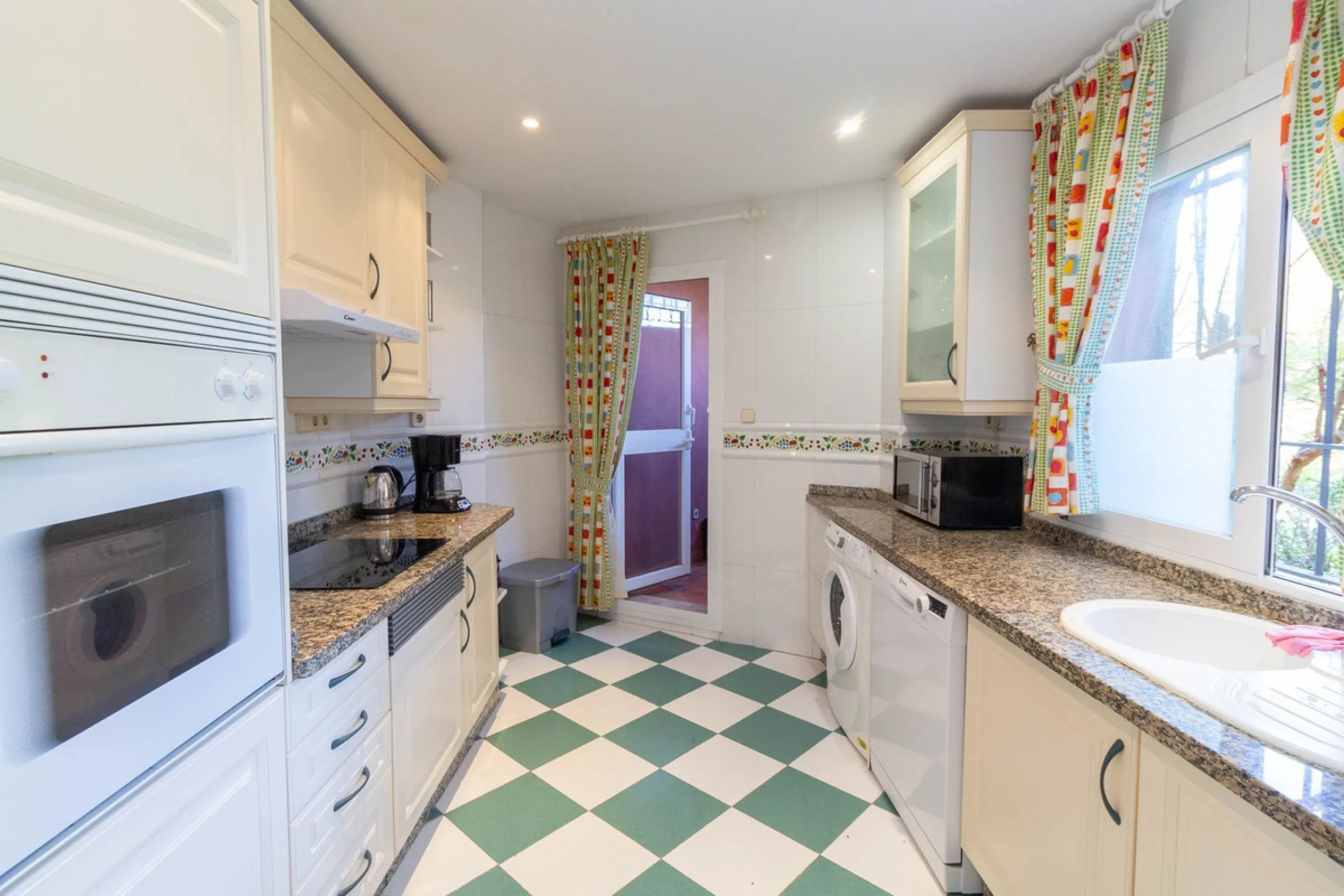 Apartment - Ground Floor Apartment в продаже в Marbella, Málaga. В доме 3 спален и 2 ванных комнат. Площадь дома 145 м²