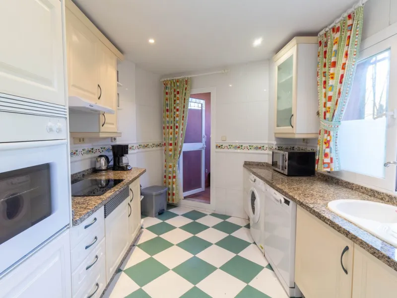 Apartment - Ground Floor Apartment в продаже в Marbella, Málaga. В доме 3 спален и 2 ванных комнат. Площадь дома 145 м²