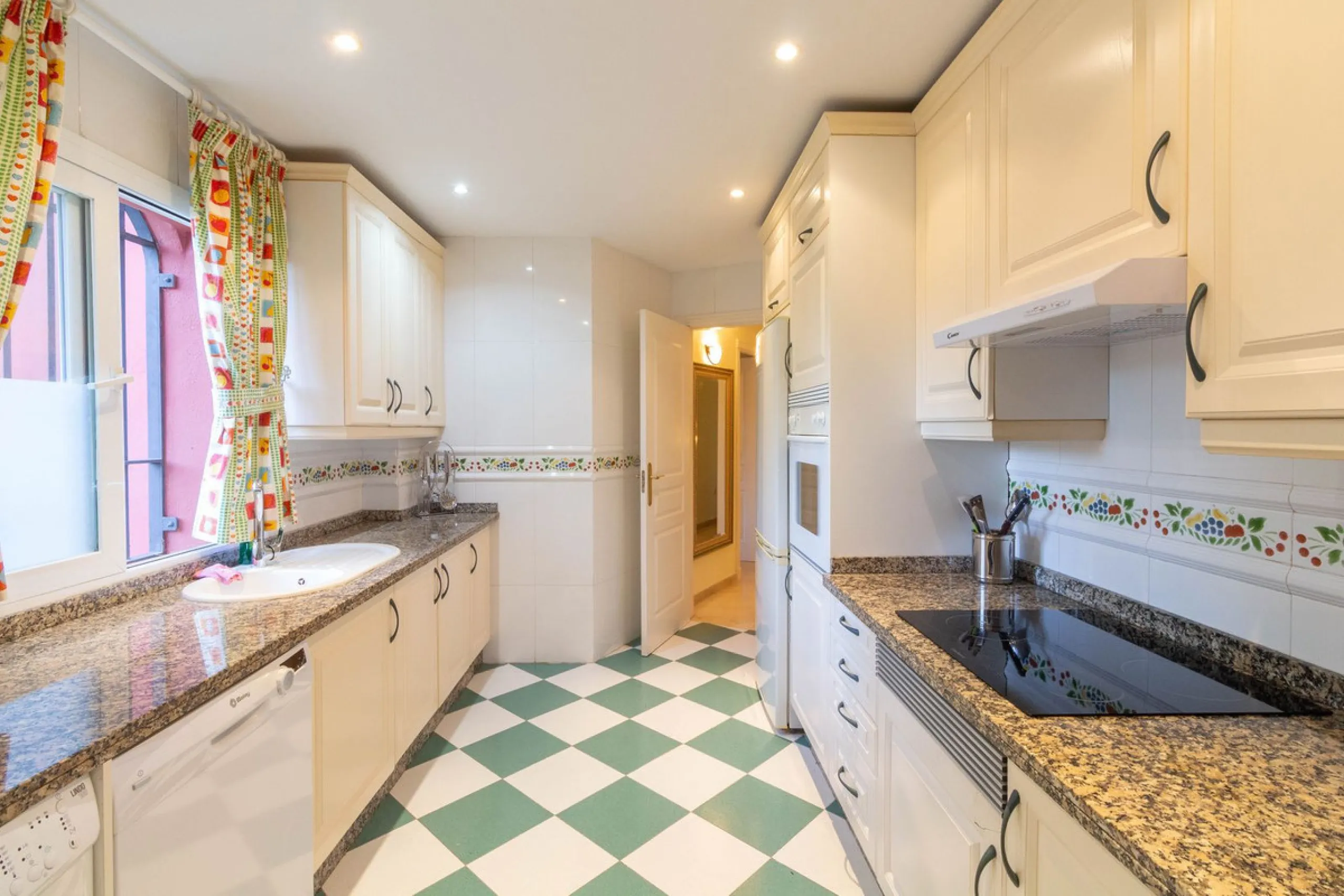 Apartment - Ground Floor Apartment в продаже в Marbella, Málaga. В доме 3 спален и 2 ванных комнат. Площадь дома 145 м²
