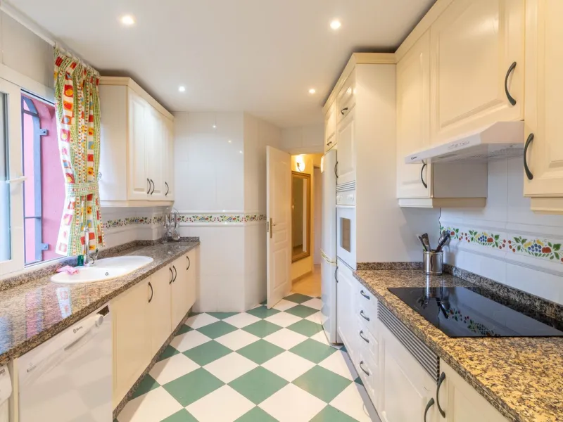 Apartment - Ground Floor Apartment в продаже в Marbella, Málaga. В доме 3 спален и 2 ванных комнат. Площадь дома 145 м²