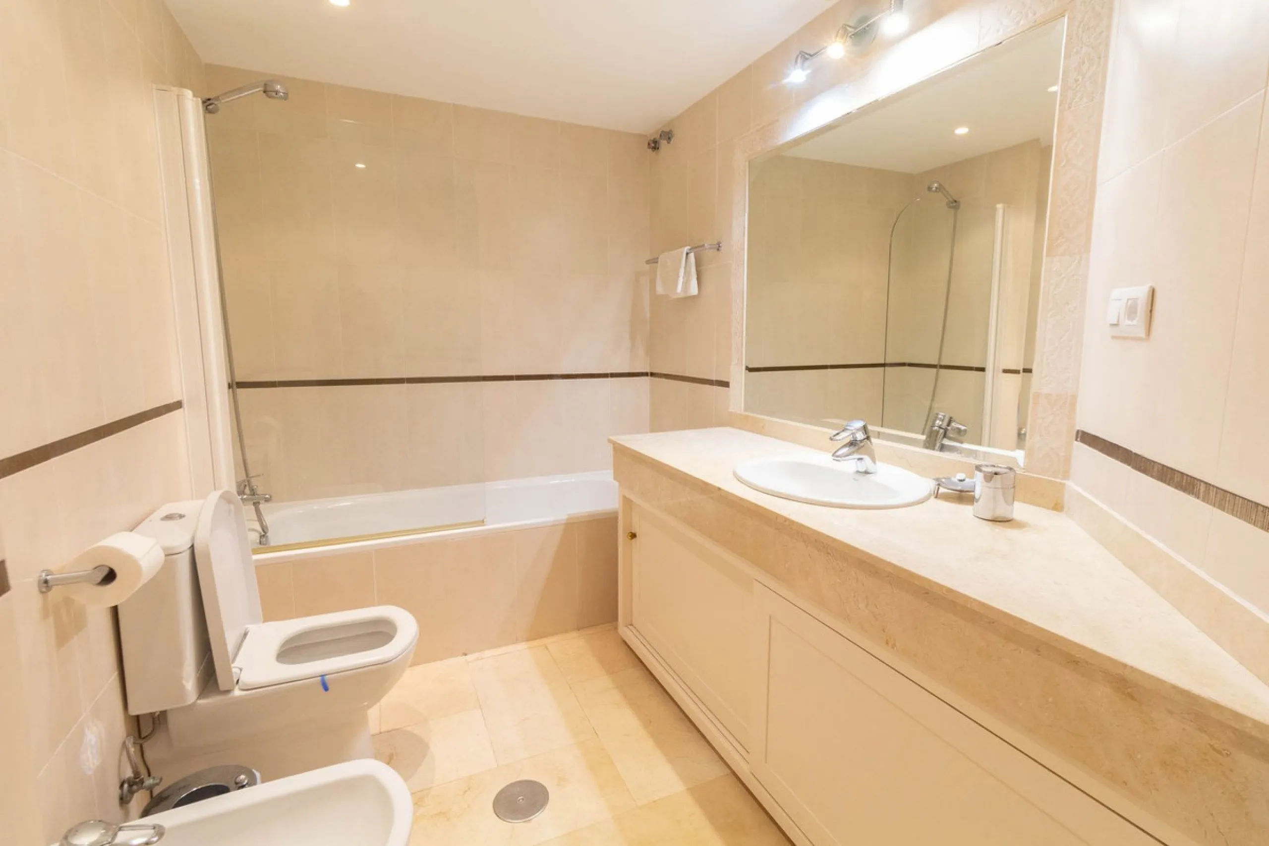 Apartment - Ground Floor Apartment в продаже в Marbella, Málaga. В доме 3 спален и 2 ванных комнат. Площадь дома 145 м²