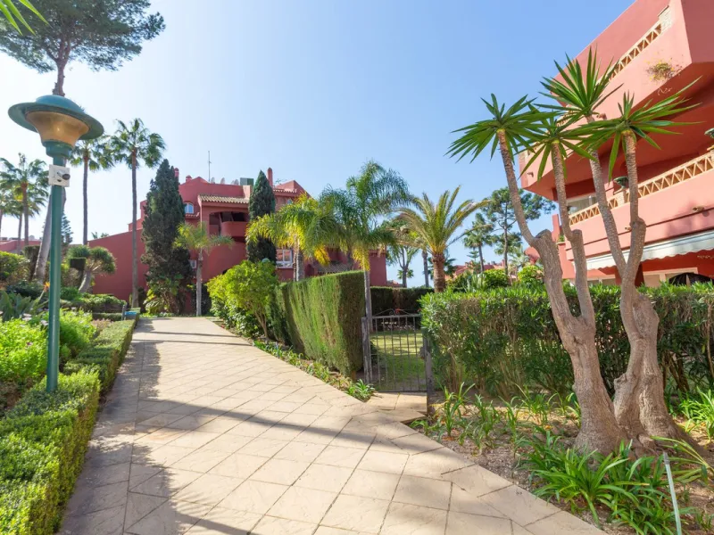 Apartment - Ground Floor Apartment в продаже в Marbella, Málaga. В доме 3 спален и 2 ванных комнат. Площадь дома 145 м²