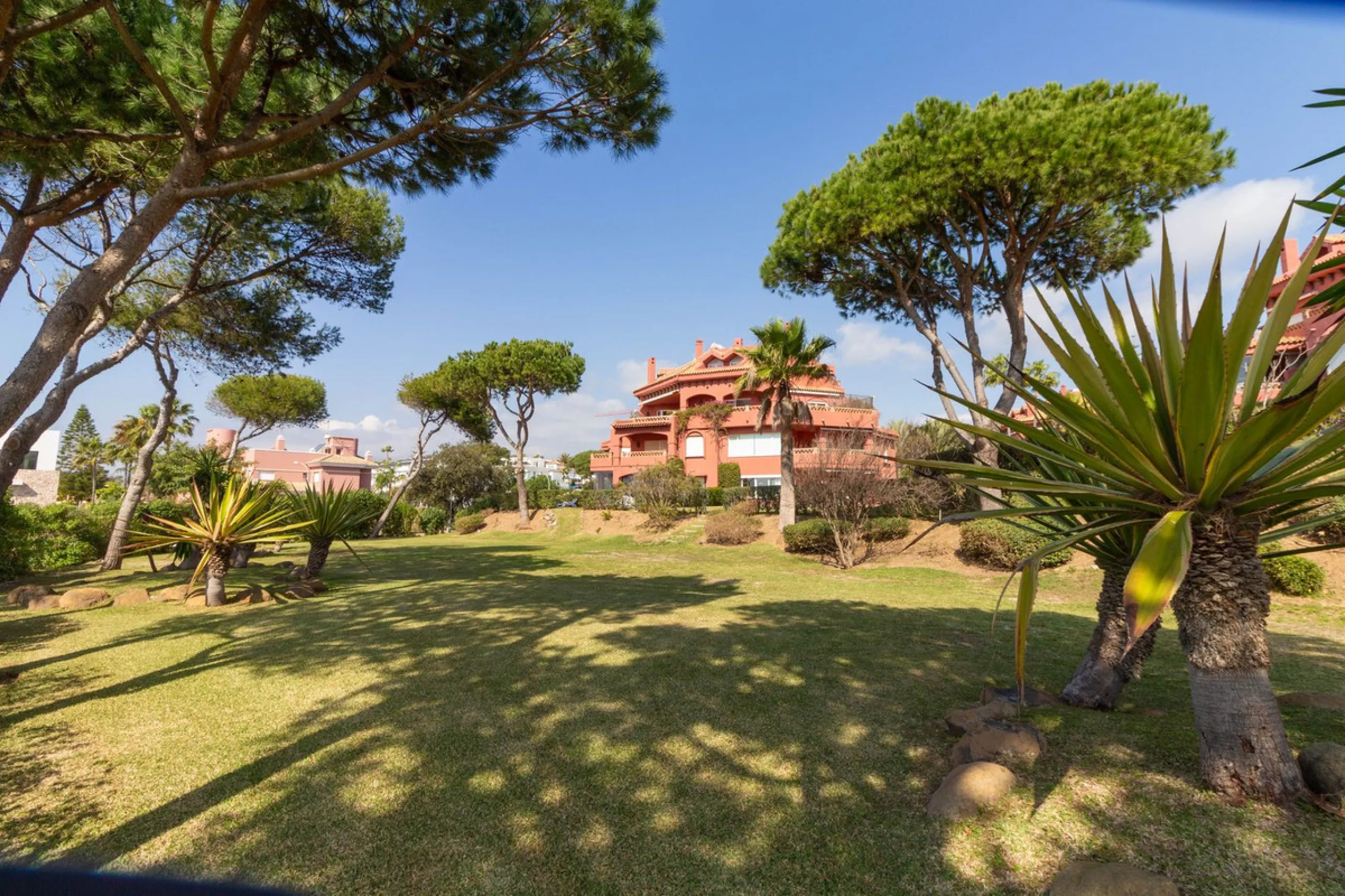 Apartment - Ground Floor Apartment в продаже в Marbella, Málaga. В доме 3 спален и 2 ванных комнат. Площадь дома 145 м²