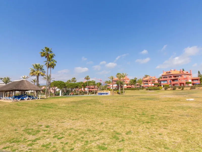 Apartment - Ground Floor Apartment в продаже в Marbella, Málaga. В доме 3 спален и 2 ванных комнат. Площадь дома 145 м²