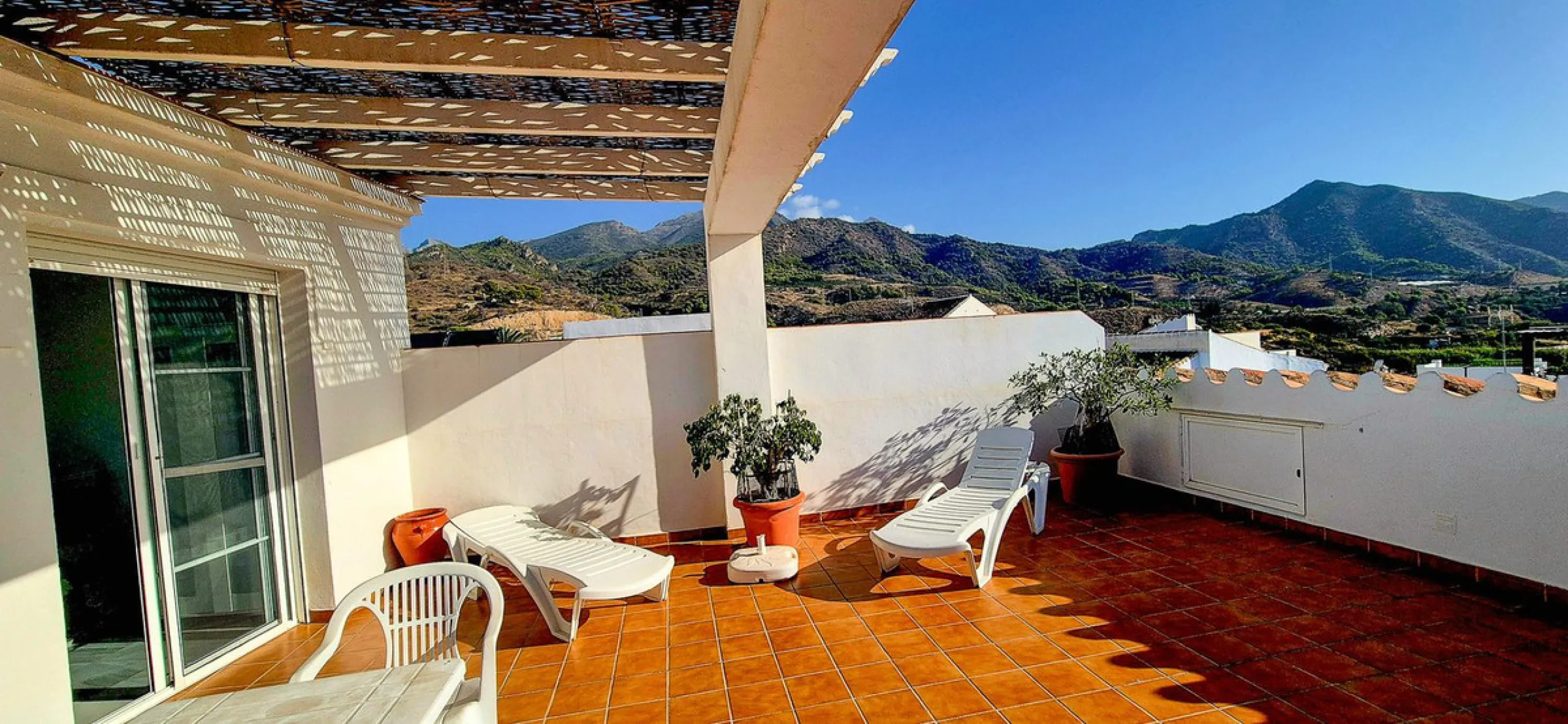 Townhouse with three apartments in excellent condition and best location in Maro, roof terrace with 360 degree views of the Mediterranean Sea and surrounding mountains. The house has a total of 4 bedrooms, 3 bathrooms and 1 toilet. Tourist license availab
