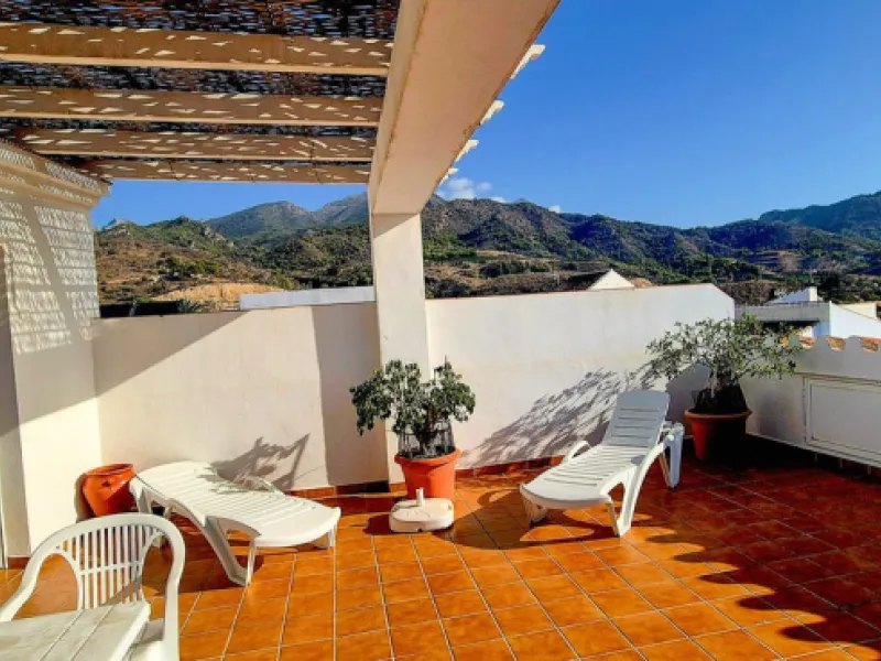 Townhouse with three apartments in excellent condition and best location in Maro, roof terrace with 360 degree views of the Mediterranean Sea and surrounding mountains. The house has a total of 4 bedrooms, 3 bathrooms and 1 toilet. Tourist license availab