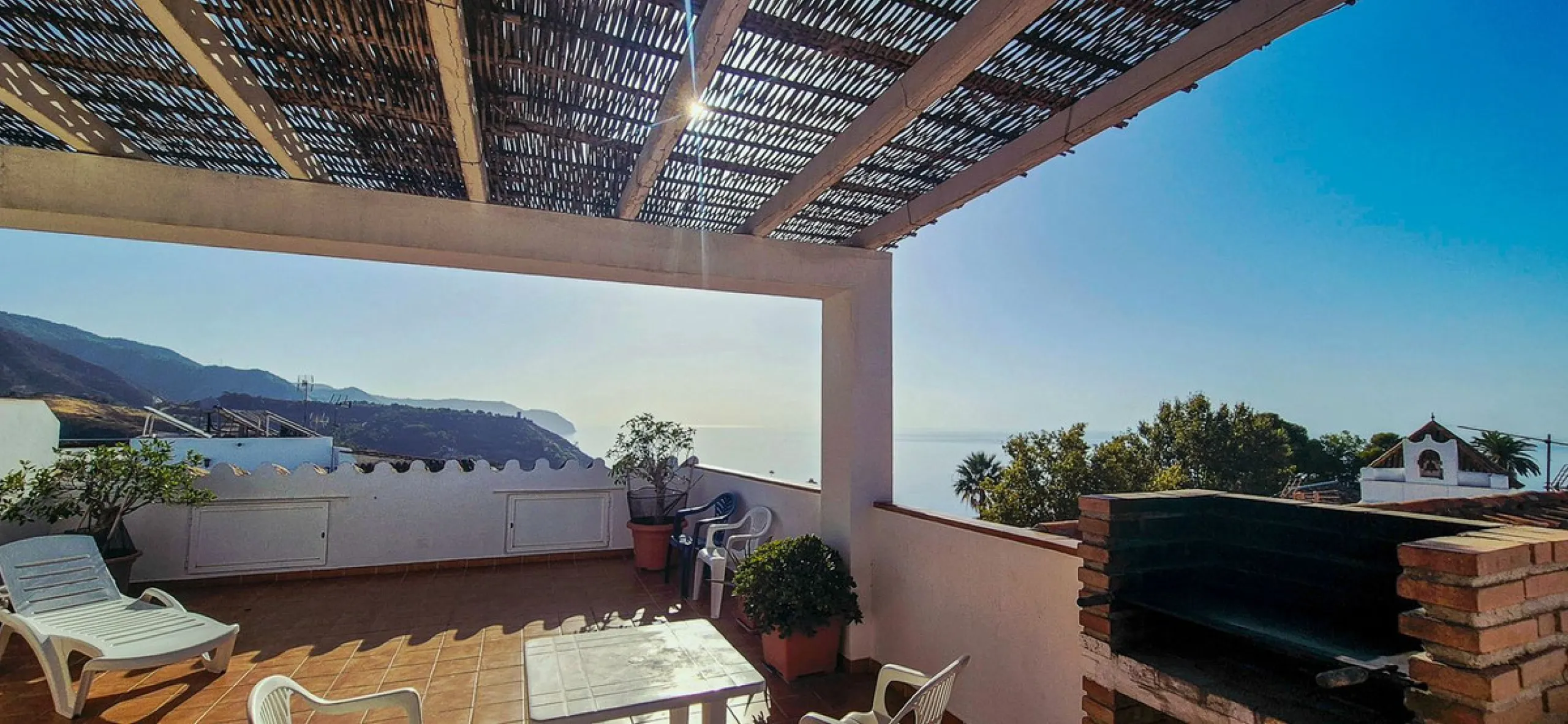 Townhouse with three apartments in excellent condition and best location in Maro, roof terrace with 360 degree views of the Mediterranean Sea and surrounding mountains. The house has a total of 4 bedrooms, 3 bathrooms and 1 toilet. Tourist license availab