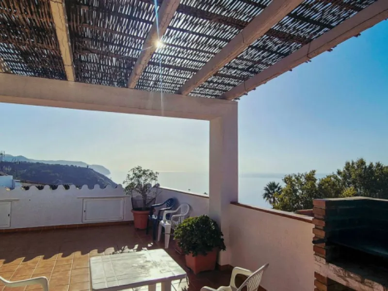 Townhouse with three apartments in excellent condition and best location in Maro, roof terrace with 360 degree views of the Mediterranean Sea and surrounding mountains. The house has a total of 4 bedrooms, 3 bathrooms and 1 toilet. Tourist license availab