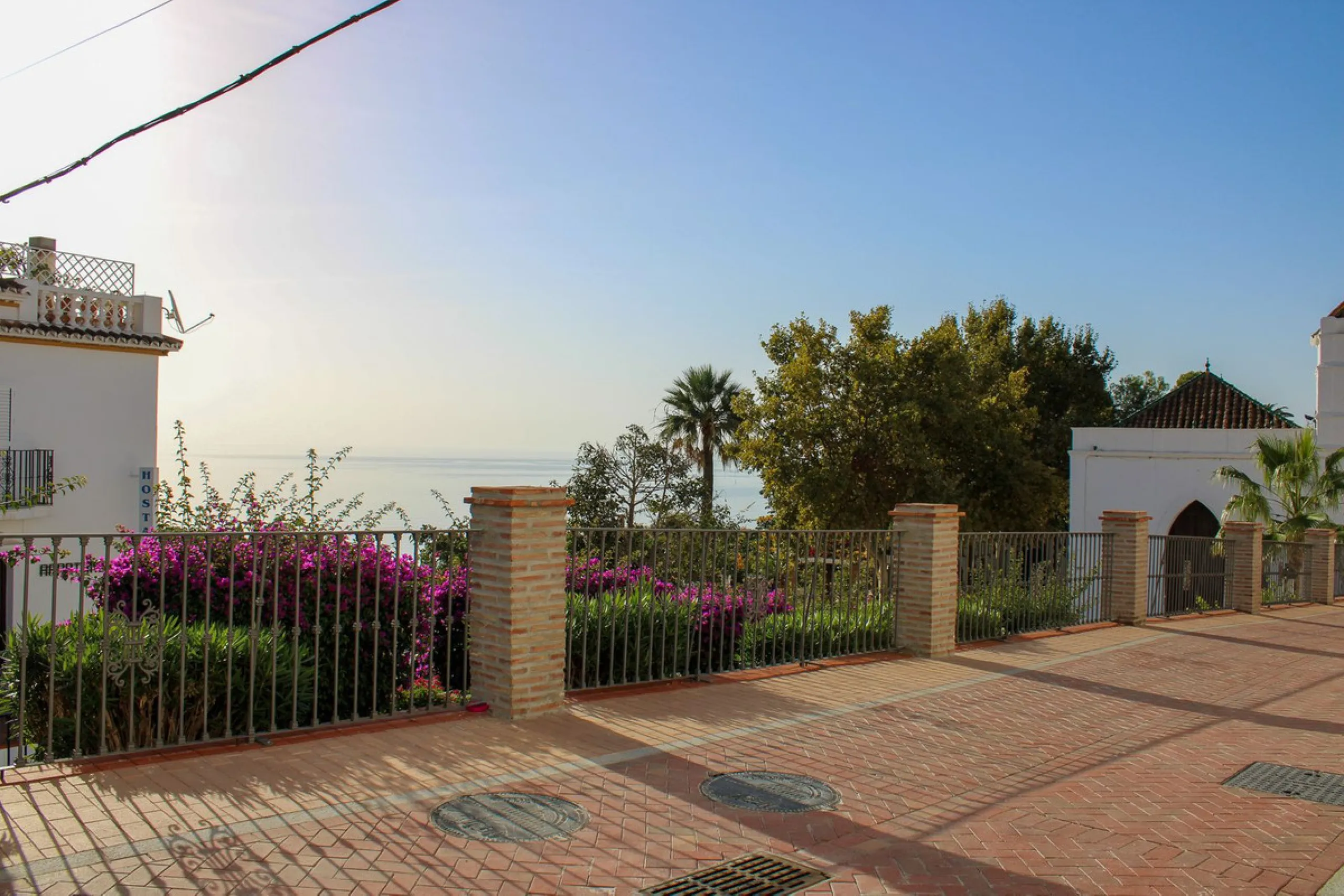 Townhouse with three apartments in excellent condition and best location in Maro, roof terrace with 360 degree views of the Mediterranean Sea and surrounding mountains. The house has a total of 4 bedrooms, 3 bathrooms and 1 toilet. Tourist license availab