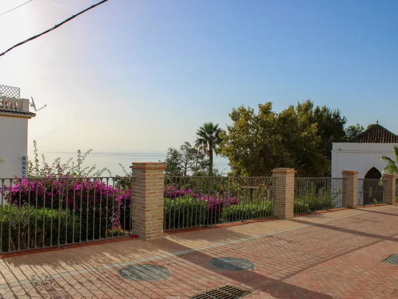 Townhouse with three apartments in excellent condition and best location in Maro, roof terrace with 360 degree views of the Mediterranean Sea and surrounding mountains. The house has a total of 4 bedrooms, 3 bathrooms and 1 toilet. Tourist license availab