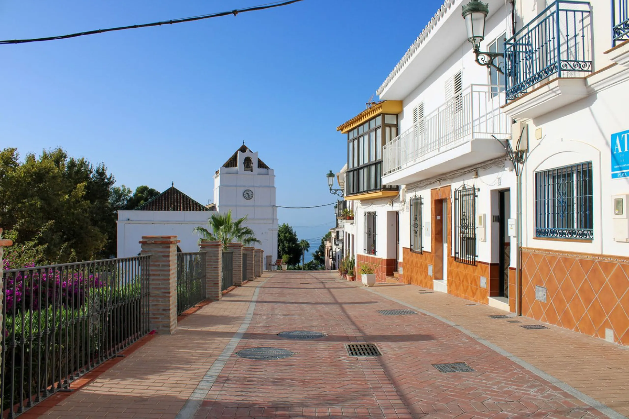 Townhouse with three apartments in excellent condition and best location in Maro, roof terrace with 360 degree views of the Mediterranean Sea and surrounding mountains. The house has a total of 4 bedrooms, 3 bathrooms and 1 toilet. Tourist license availab