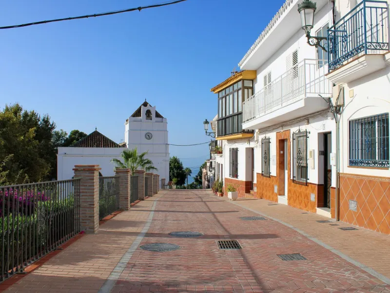 Townhouse with three apartments in excellent condition and best location in Maro, roof terrace with 360 degree views of the Mediterranean Sea and surrounding mountains. The house has a total of 4 bedrooms, 3 bathrooms and 1 toilet. Tourist license availab