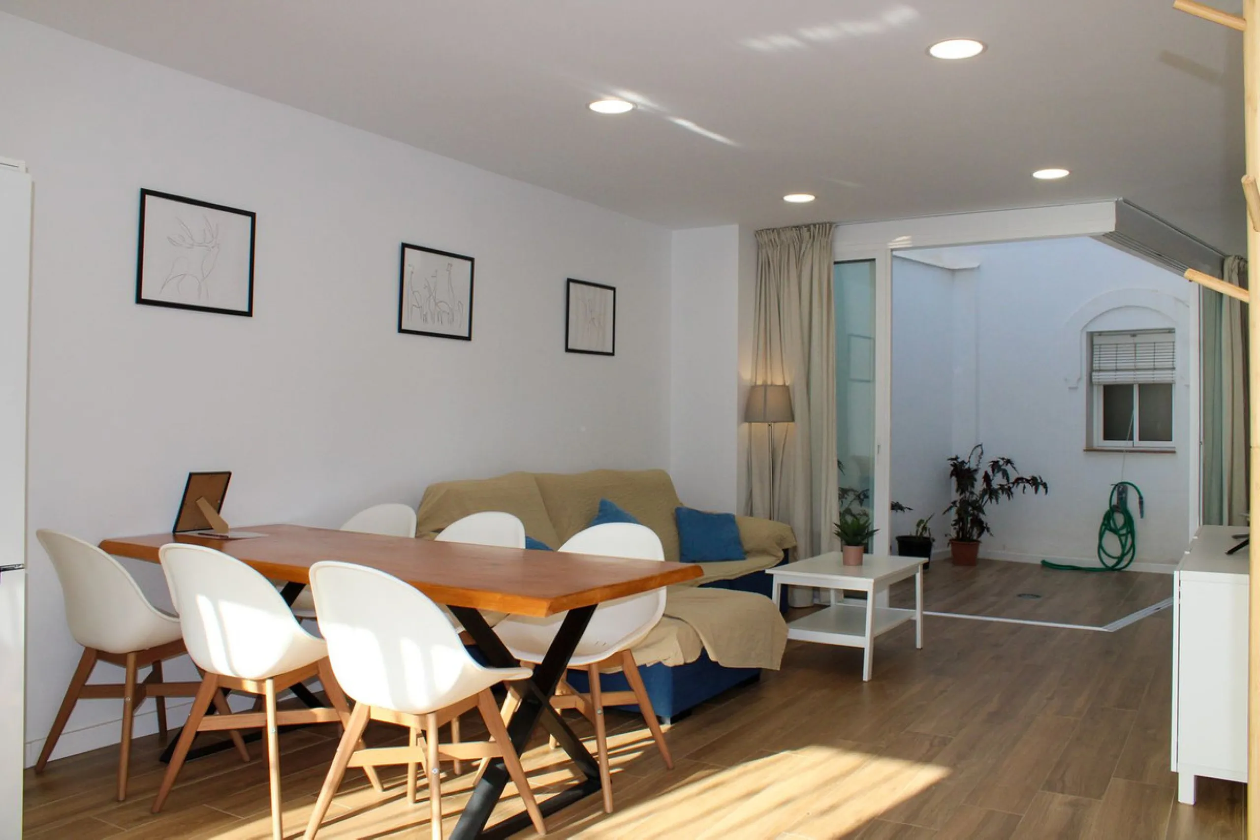 Townhouse with three apartments in excellent condition and best location in Maro, roof terrace with 360 degree views of the Mediterranean Sea and surrounding mountains. The house has a total of 4 bedrooms, 3 bathrooms and 1 toilet. Tourist license availab