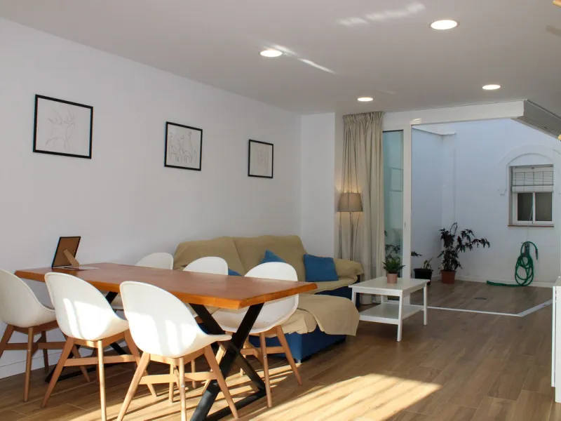 Townhouse with three apartments in excellent condition and best location in Maro, roof terrace with 360 degree views of the Mediterranean Sea and surrounding mountains. The house has a total of 4 bedrooms, 3 bathrooms and 1 toilet. Tourist license availab