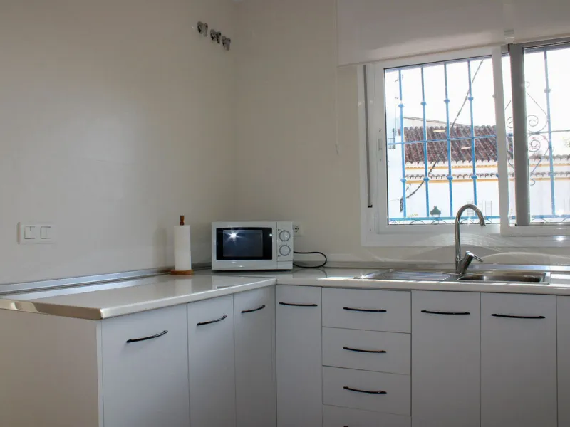 Townhouse with three apartments in excellent condition and best location in Maro, roof terrace with 360 degree views of the Mediterranean Sea and surrounding mountains. The house has a total of 4 bedrooms, 3 bathrooms and 1 toilet. Tourist license availab