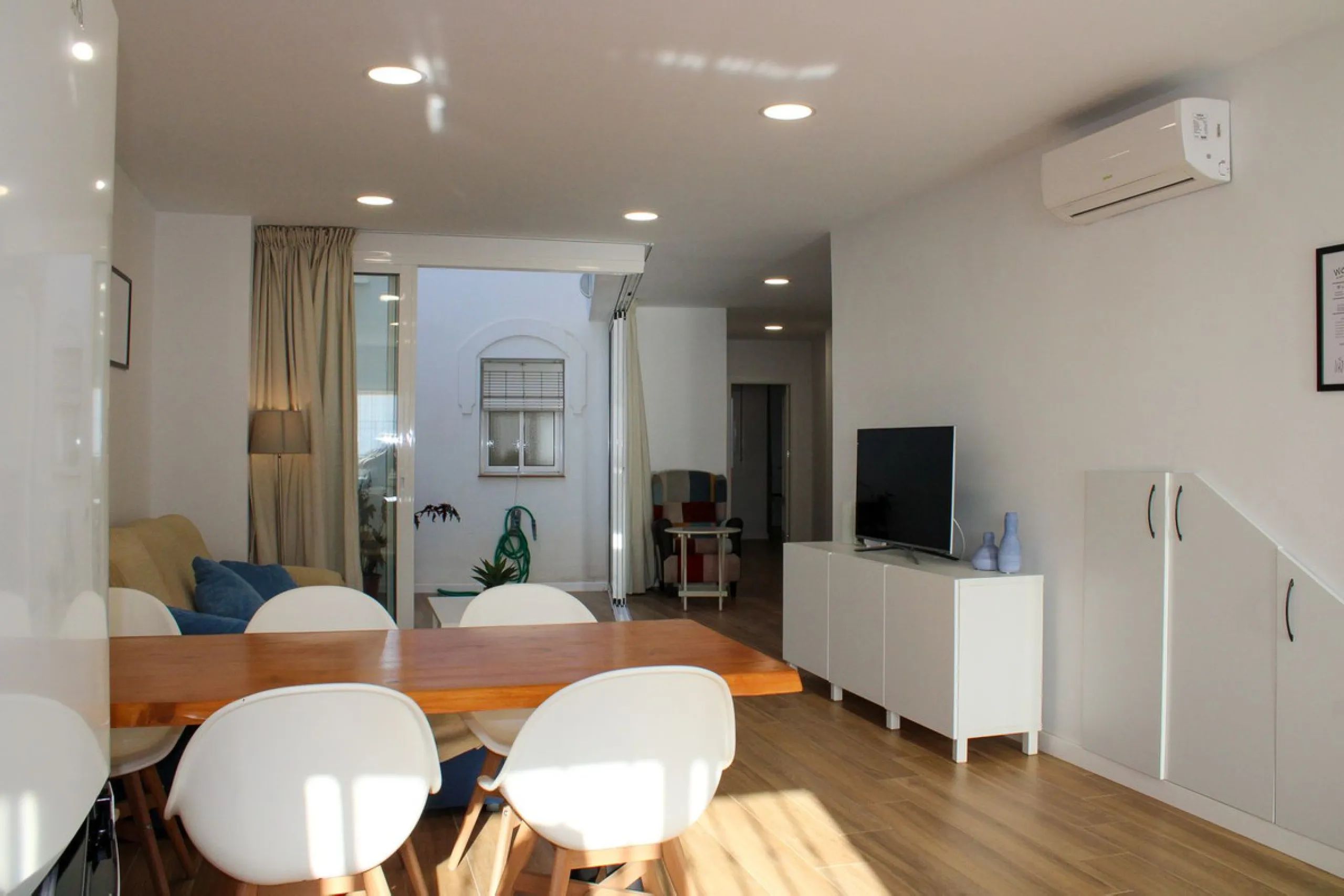 Townhouse with three apartments in excellent condition and best location in Maro, roof terrace with 360 degree views of the Mediterranean Sea and surrounding mountains. The house has a total of 4 bedrooms, 3 bathrooms and 1 toilet. Tourist license availab