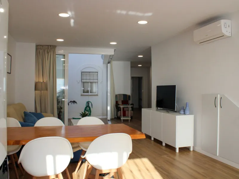 Townhouse with three apartments in excellent condition and best location in Maro, roof terrace with 360 degree views of the Mediterranean Sea and surrounding mountains. The house has a total of 4 bedrooms, 3 bathrooms and 1 toilet. Tourist license availab