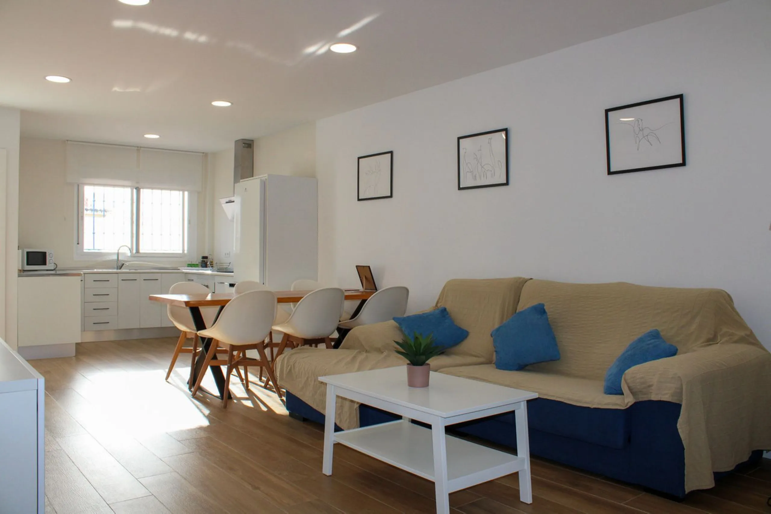 Townhouse with three apartments in excellent condition and best location in Maro, roof terrace with 360 degree views of the Mediterranean Sea and surrounding mountains. The house has a total of 4 bedrooms, 3 bathrooms and 1 toilet. Tourist license availab