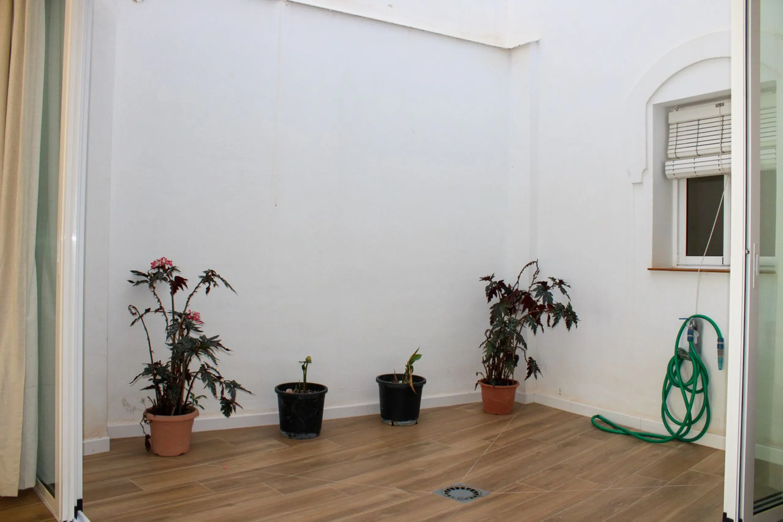 Townhouse with three apartments in excellent condition and best location in Maro, roof terrace with 360 degree views of the Mediterranean Sea and surrounding mountains. The house has a total of 4 bedrooms, 3 bathrooms and 1 toilet. Tourist license availab