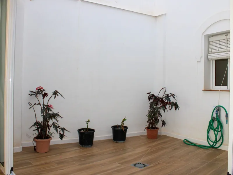 Townhouse with three apartments in excellent condition and best location in Maro, roof terrace with 360 degree views of the Mediterranean Sea and surrounding mountains. The house has a total of 4 bedrooms, 3 bathrooms and 1 toilet. Tourist license availab