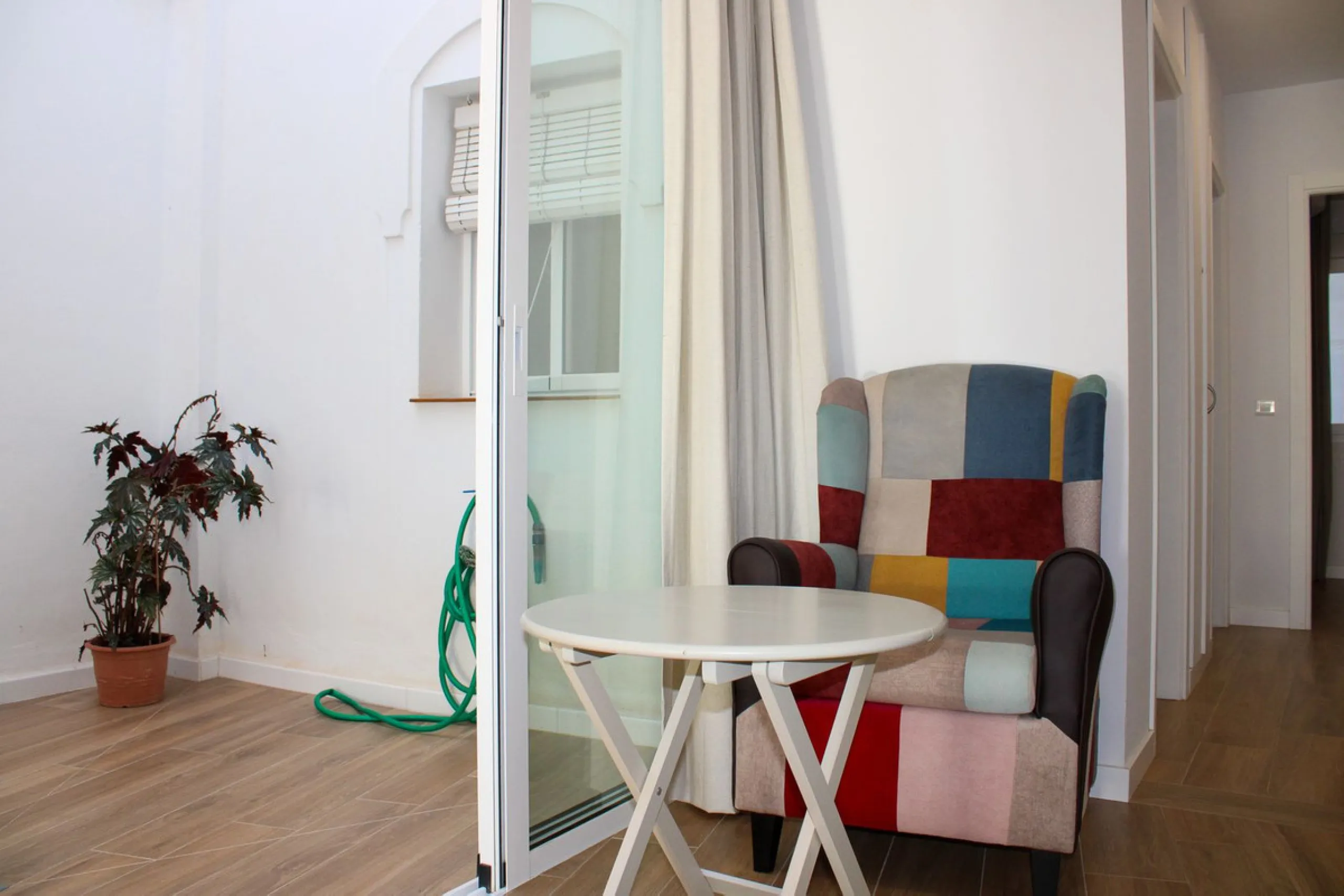 Townhouse with three apartments in excellent condition and best location in Maro, roof terrace with 360 degree views of the Mediterranean Sea and surrounding mountains. The house has a total of 4 bedrooms, 3 bathrooms and 1 toilet. Tourist license availab