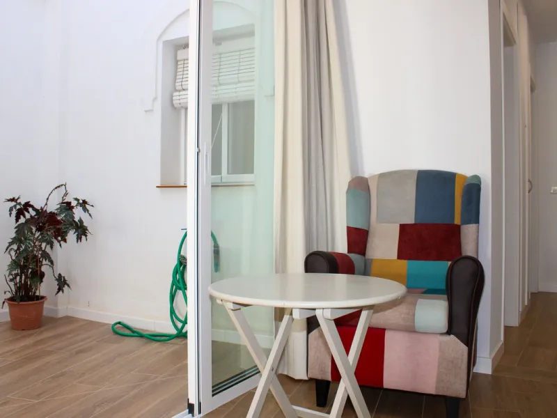 Townhouse with three apartments in excellent condition and best location in Maro, roof terrace with 360 degree views of the Mediterranean Sea and surrounding mountains. The house has a total of 4 bedrooms, 3 bathrooms and 1 toilet. Tourist license availab