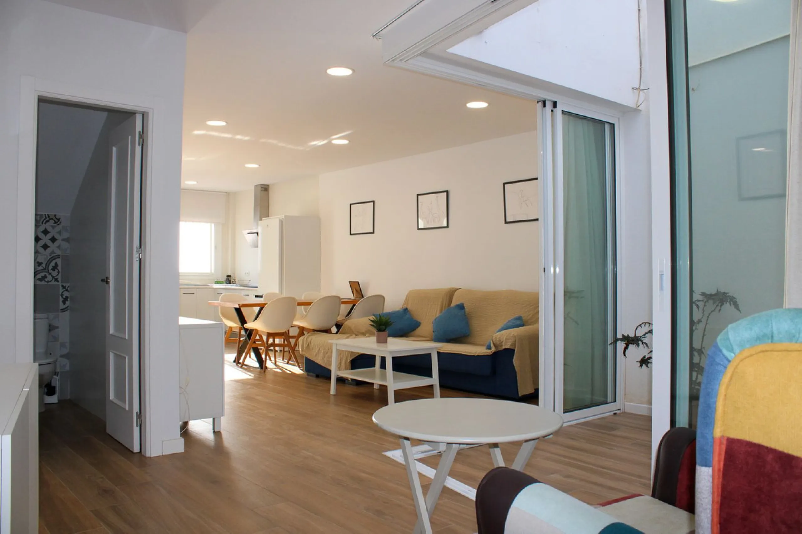 Townhouse with three apartments in excellent condition and best location in Maro, roof terrace with 360 degree views of the Mediterranean Sea and surrounding mountains. The house has a total of 4 bedrooms, 3 bathrooms and 1 toilet. Tourist license availab