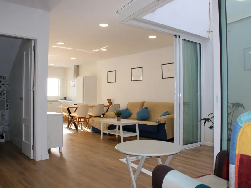 Townhouse with three apartments in excellent condition and best location in Maro, roof terrace with 360 degree views of the Mediterranean Sea and surrounding mountains. The house has a total of 4 bedrooms, 3 bathrooms and 1 toilet. Tourist license availab