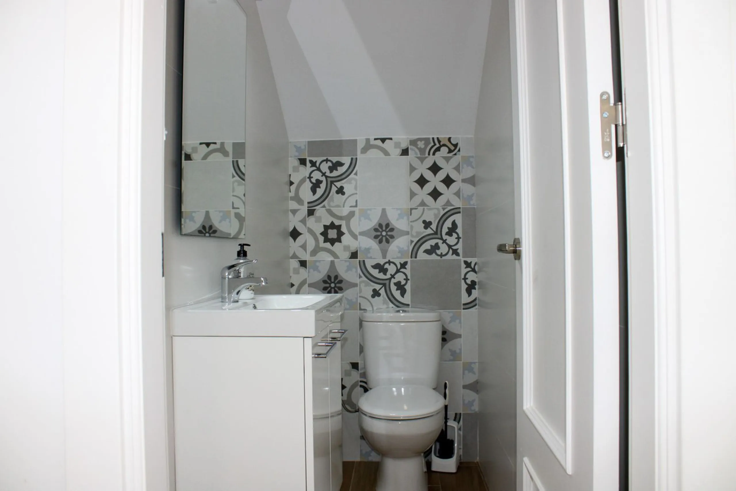 Townhouse with three apartments in excellent condition and best location in Maro, roof terrace with 360 degree views of the Mediterranean Sea and surrounding mountains. The house has a total of 4 bedrooms, 3 bathrooms and 1 toilet. Tourist license availab