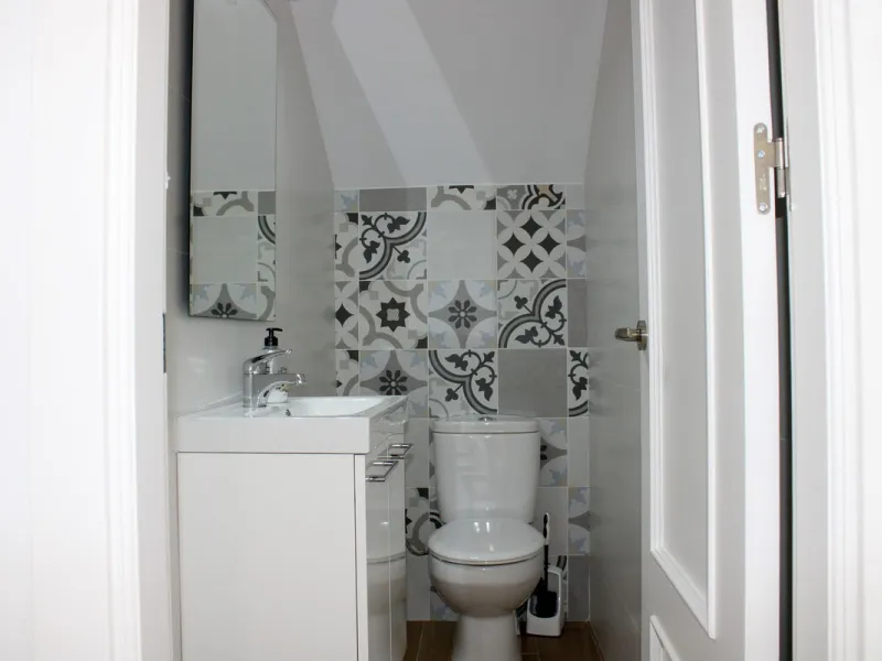 Townhouse with three apartments in excellent condition and best location in Maro, roof terrace with 360 degree views of the Mediterranean Sea and surrounding mountains. The house has a total of 4 bedrooms, 3 bathrooms and 1 toilet. Tourist license availab