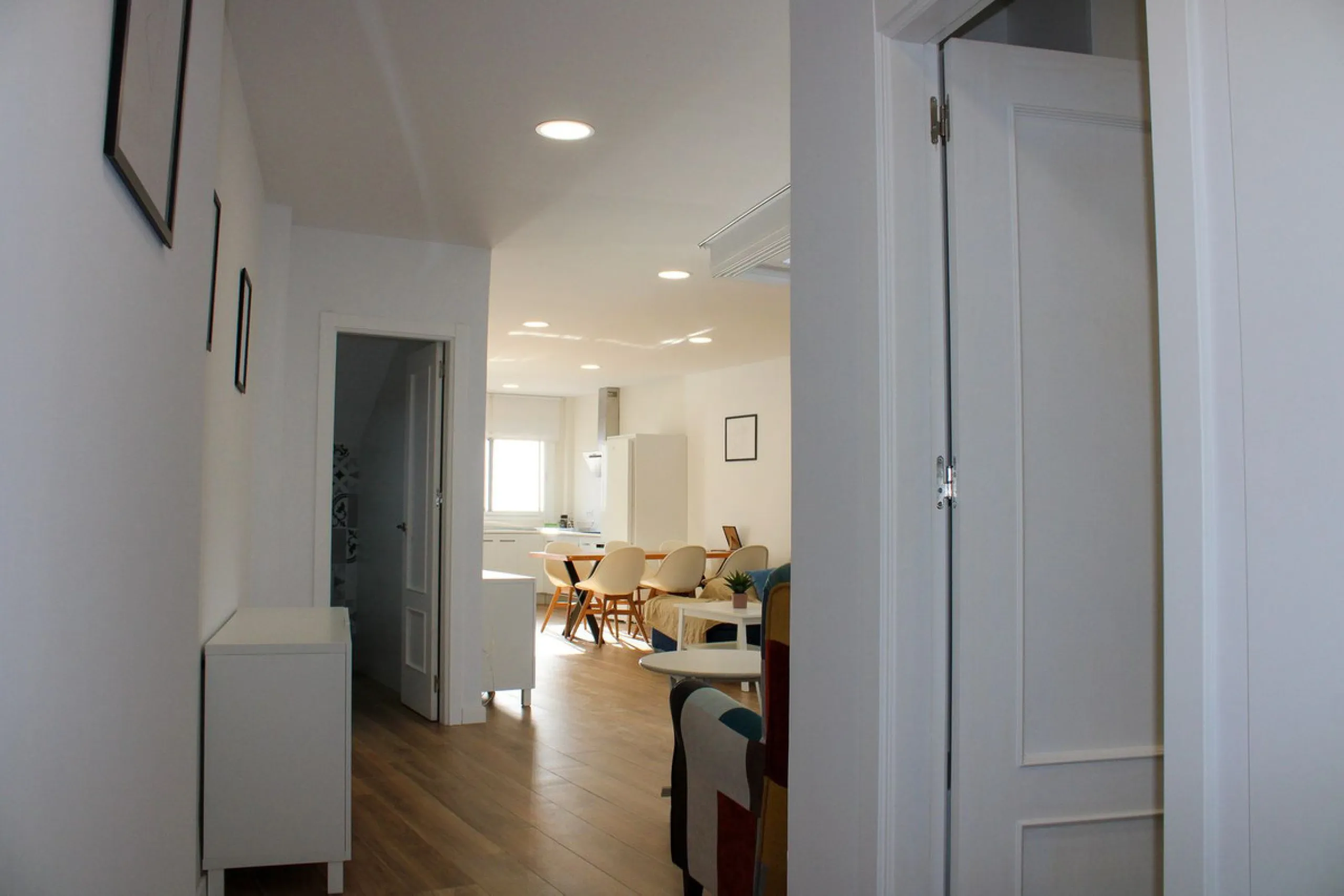 Townhouse with three apartments in excellent condition and best location in Maro, roof terrace with 360 degree views of the Mediterranean Sea and surrounding mountains. The house has a total of 4 bedrooms, 3 bathrooms and 1 toilet. Tourist license availab