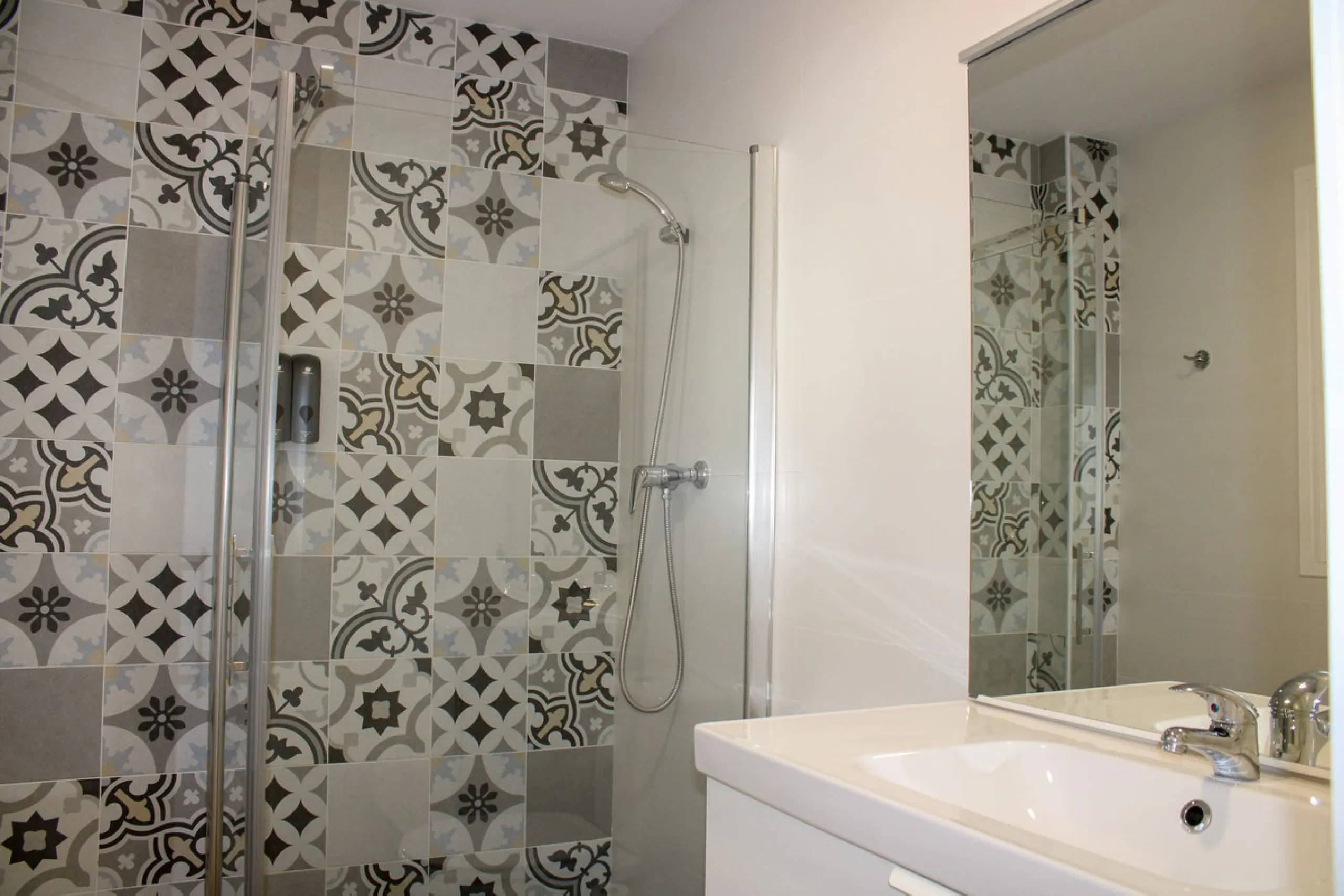 Townhouse with three apartments in excellent condition and best location in Maro, roof terrace with 360 degree views of the Mediterranean Sea and surrounding mountains. The house has a total of 4 bedrooms, 3 bathrooms and 1 toilet. Tourist license availab
