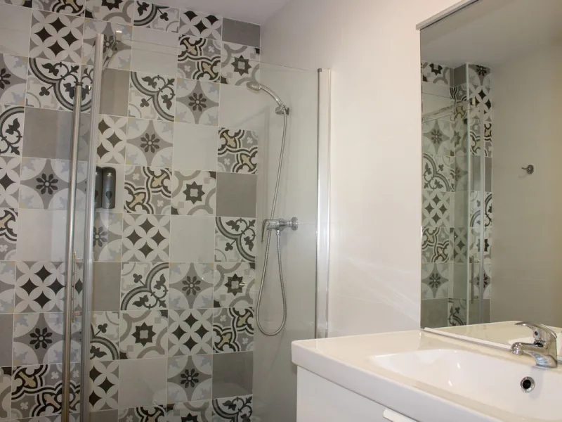 Townhouse with three apartments in excellent condition and best location in Maro, roof terrace with 360 degree views of the Mediterranean Sea and surrounding mountains. The house has a total of 4 bedrooms, 3 bathrooms and 1 toilet. Tourist license availab