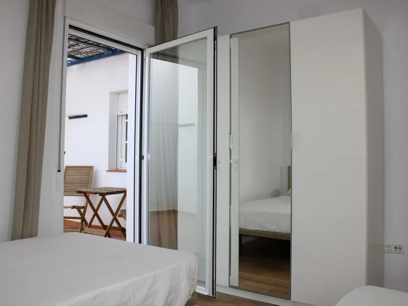 Townhouse with three apartments in excellent condition and best location in Maro, roof terrace with 360 degree views of the Mediterranean Sea and surrounding mountains. The house has a total of 4 bedrooms, 3 bathrooms and 1 toilet. Tourist license availab