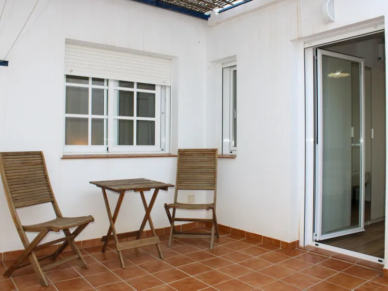 Townhouse with three apartments in excellent condition and best location in Maro, roof terrace with 360 degree views of the Mediterranean Sea and surrounding mountains. The house has a total of 4 bedrooms, 3 bathrooms and 1 toilet. Tourist license availab