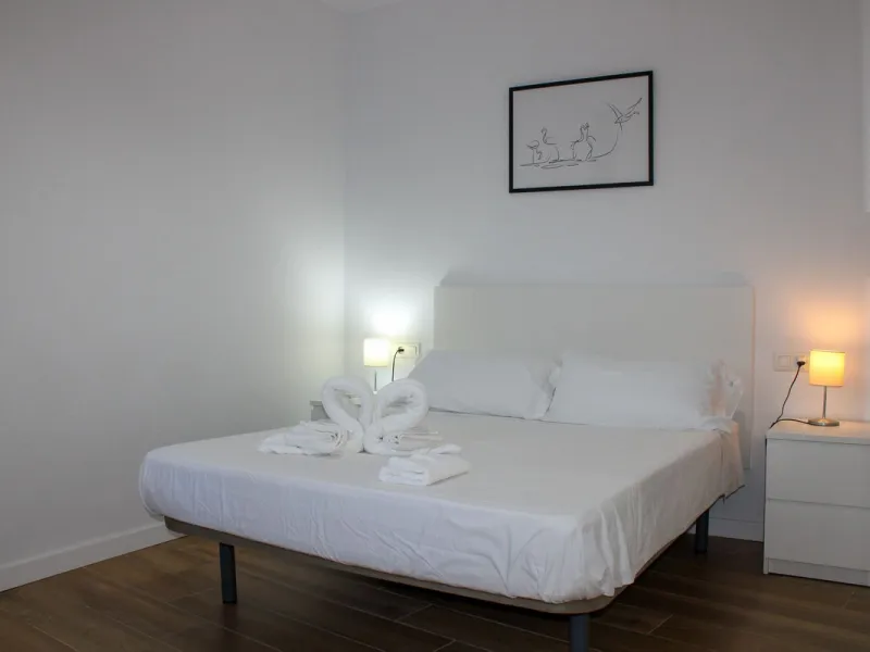 Townhouse with three apartments in excellent condition and best location in Maro, roof terrace with 360 degree views of the Mediterranean Sea and surrounding mountains. The house has a total of 4 bedrooms, 3 bathrooms and 1 toilet. Tourist license availab