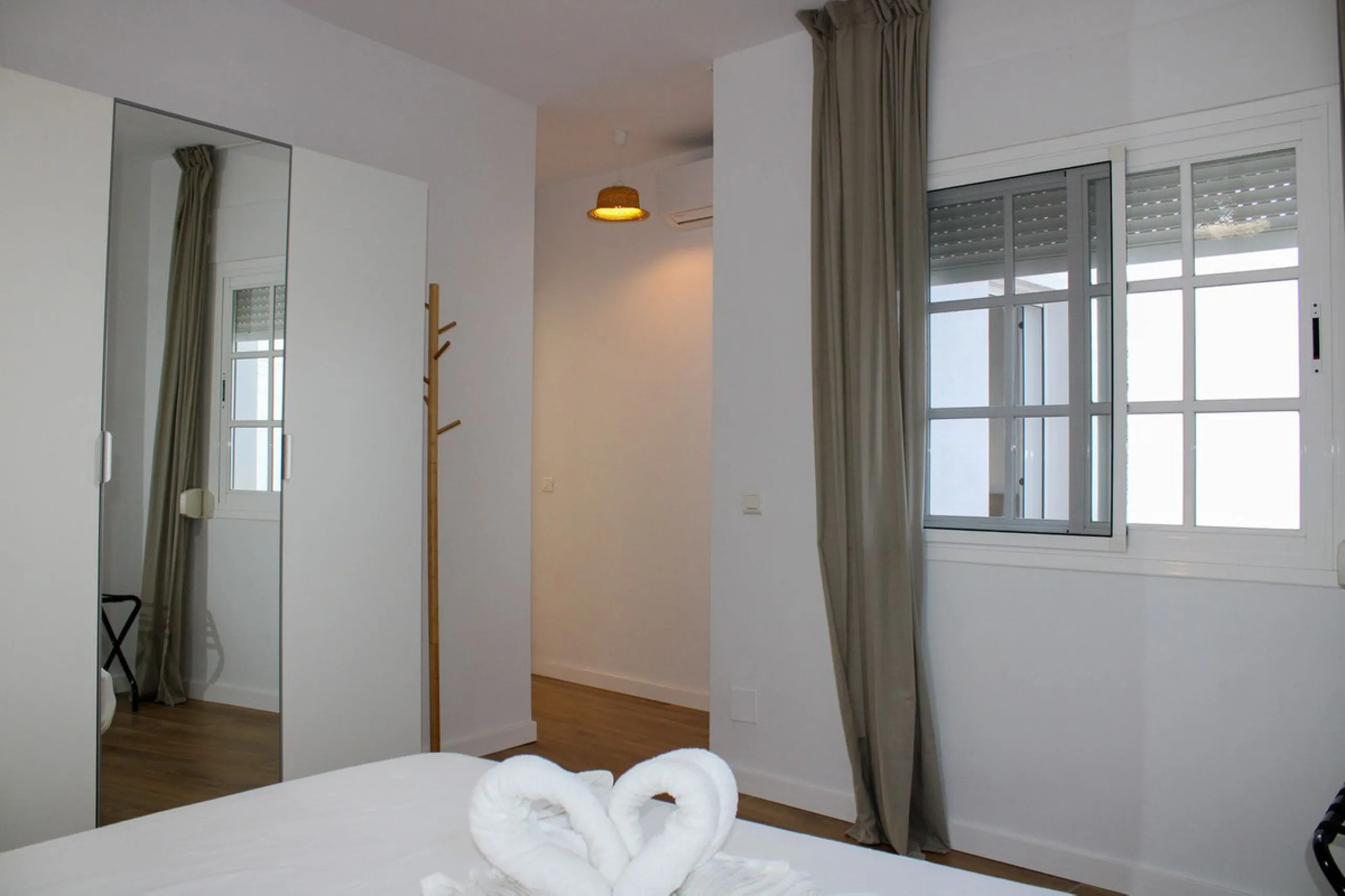 Townhouse with three apartments in excellent condition and best location in Maro, roof terrace with 360 degree views of the Mediterranean Sea and surrounding mountains. The house has a total of 4 bedrooms, 3 bathrooms and 1 toilet. Tourist license availab