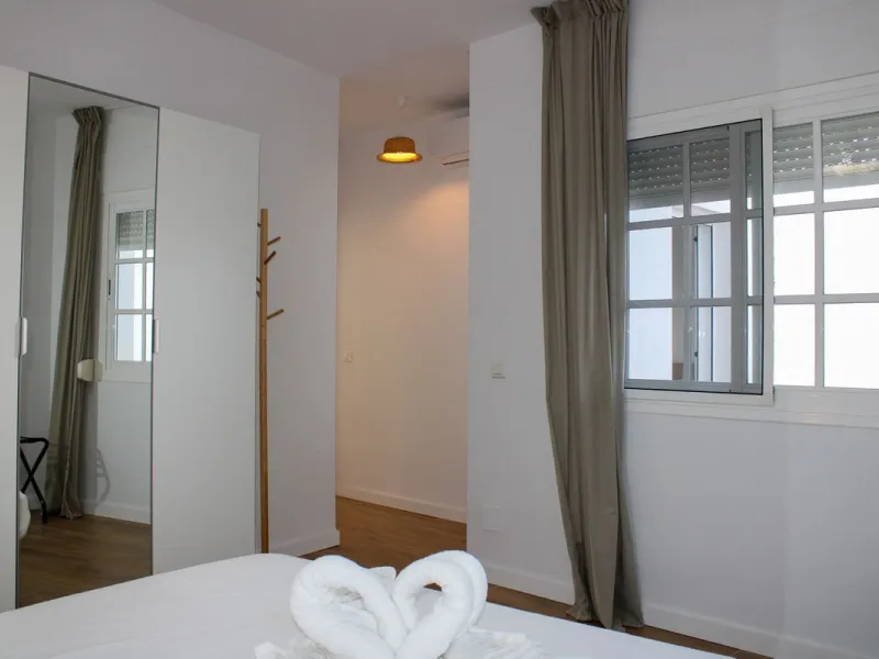 Townhouse with three apartments in excellent condition and best location in Maro, roof terrace with 360 degree views of the Mediterranean Sea and surrounding mountains. The house has a total of 4 bedrooms, 3 bathrooms and 1 toilet. Tourist license availab