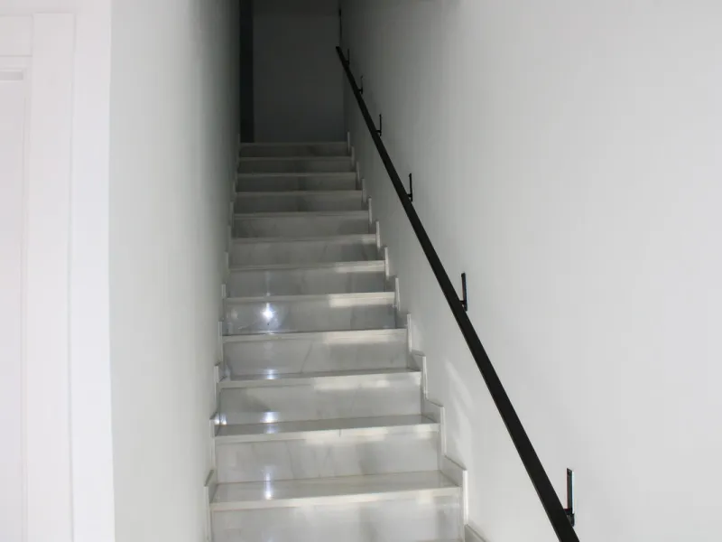 Townhouse with three apartments in excellent condition and best location in Maro, roof terrace with 360 degree views of the Mediterranean Sea and surrounding mountains. The house has a total of 4 bedrooms, 3 bathrooms and 1 toilet. Tourist license availab
