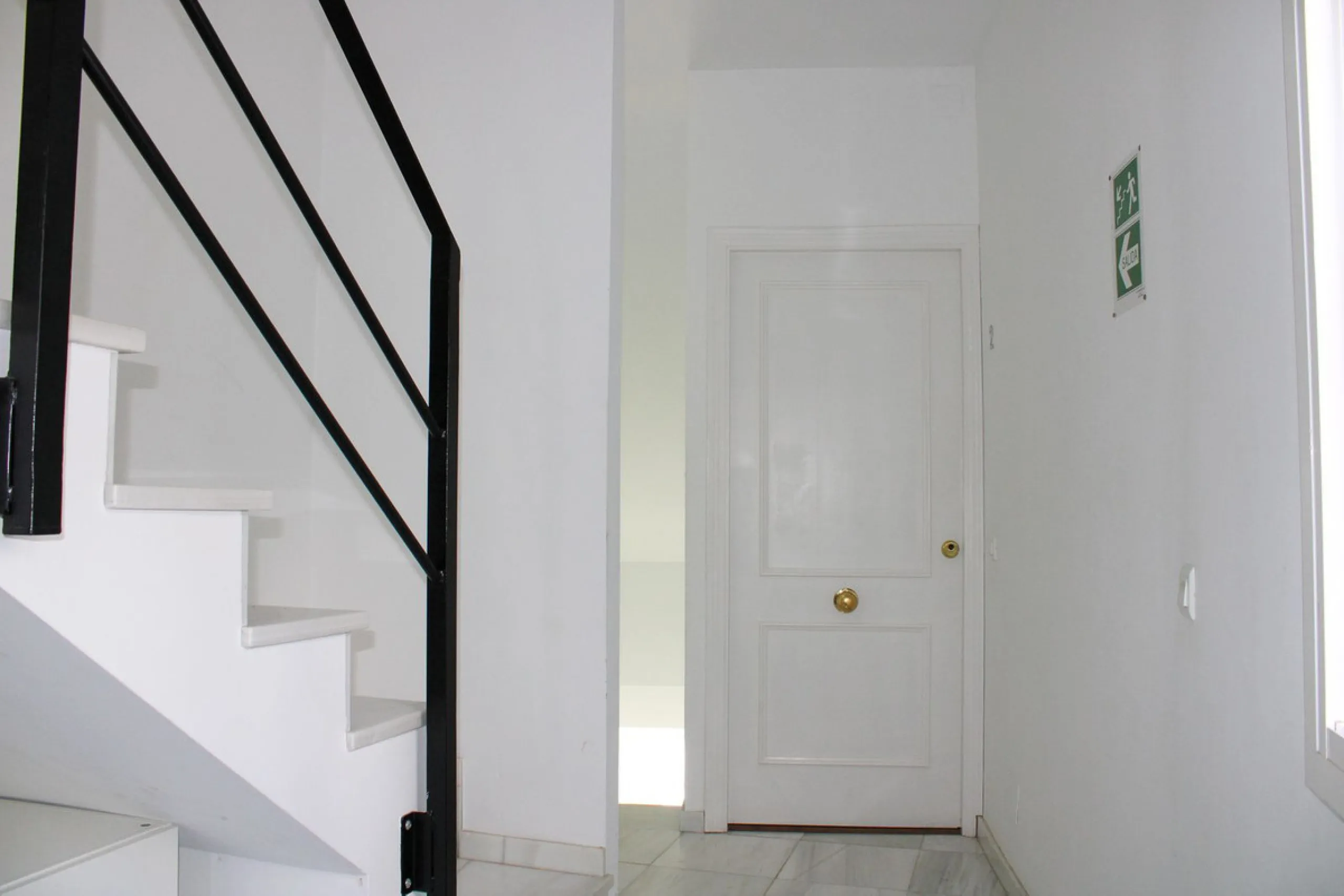 Townhouse with three apartments in excellent condition and best location in Maro, roof terrace with 360 degree views of the Mediterranean Sea and surrounding mountains. The house has a total of 4 bedrooms, 3 bathrooms and 1 toilet. Tourist license availab