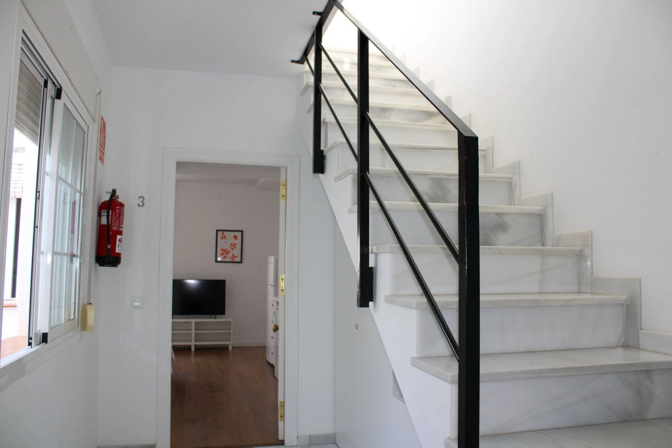 Townhouse with three apartments in excellent condition and best location in Maro, roof terrace with 360 degree views of the Mediterranean Sea and surrounding mountains. The house has a total of 4 bedrooms, 3 bathrooms and 1 toilet. Tourist license availab