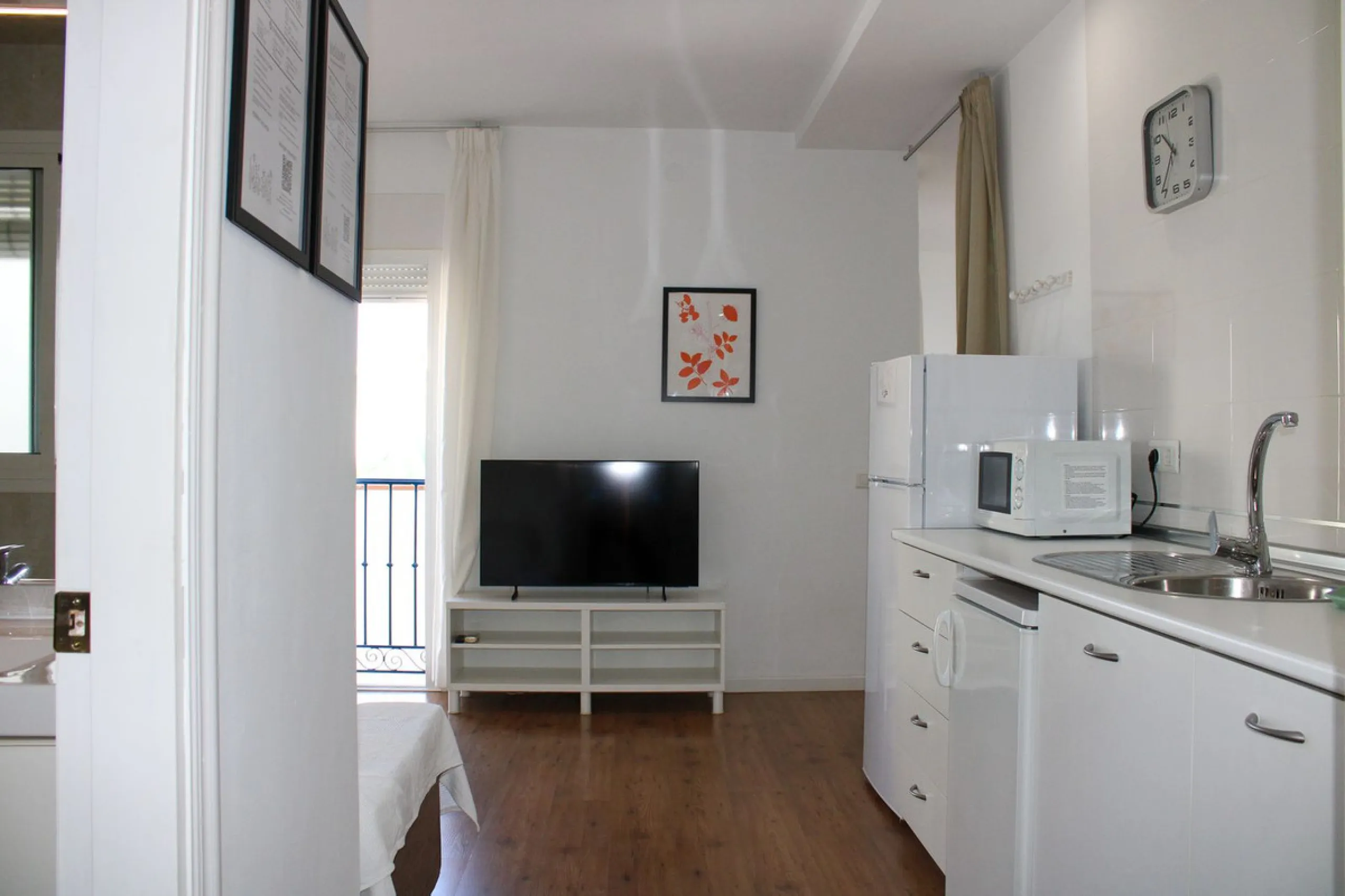 Townhouse with three apartments in excellent condition and best location in Maro, roof terrace with 360 degree views of the Mediterranean Sea and surrounding mountains. The house has a total of 4 bedrooms, 3 bathrooms and 1 toilet. Tourist license availab