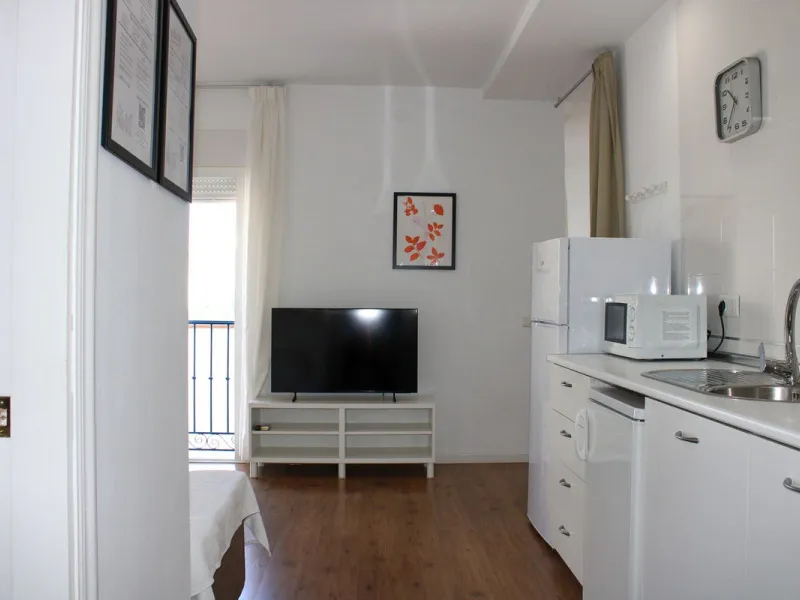 Townhouse with three apartments in excellent condition and best location in Maro, roof terrace with 360 degree views of the Mediterranean Sea and surrounding mountains. The house has a total of 4 bedrooms, 3 bathrooms and 1 toilet. Tourist license availab