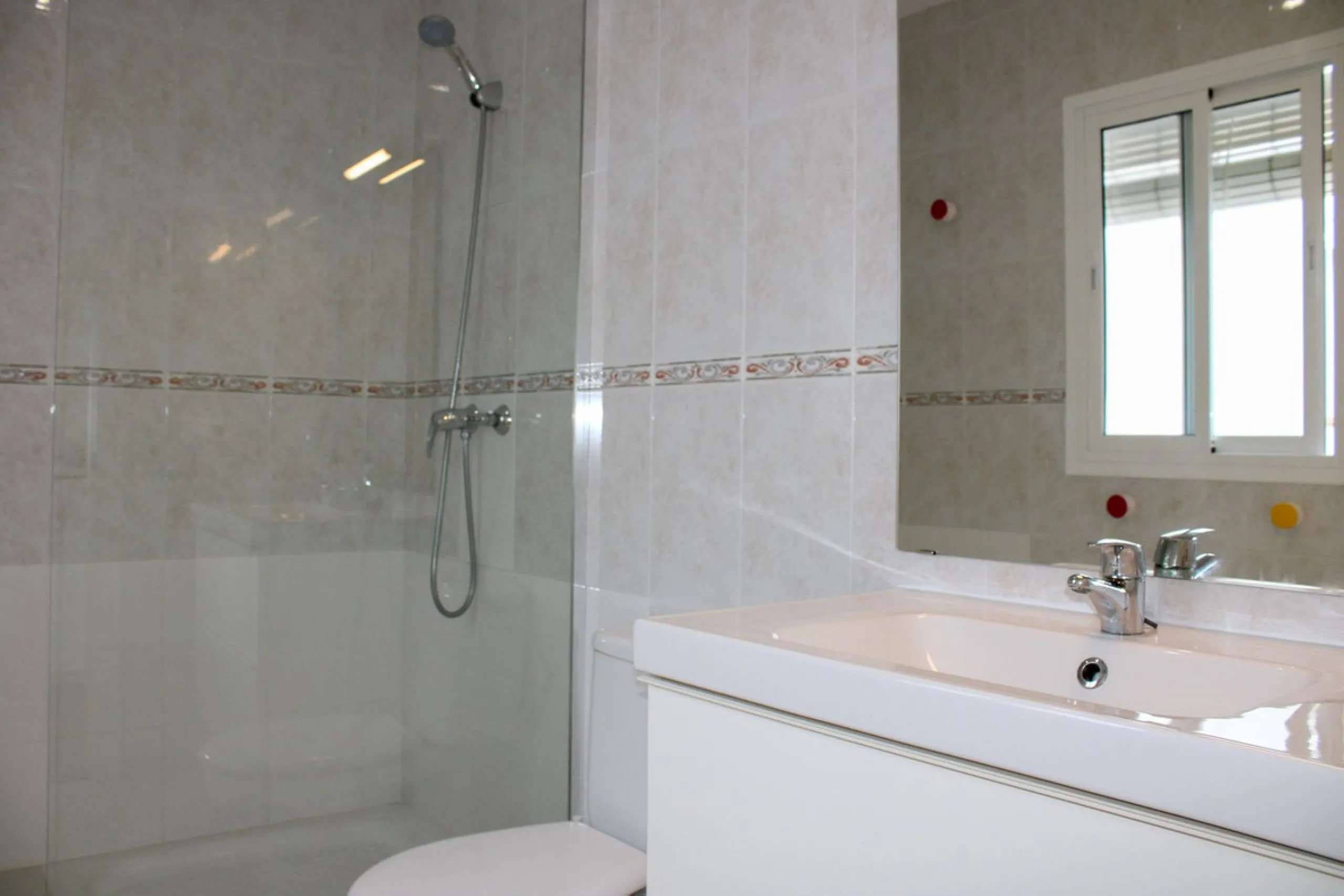 Townhouse with three apartments in excellent condition and best location in Maro, roof terrace with 360 degree views of the Mediterranean Sea and surrounding mountains. The house has a total of 4 bedrooms, 3 bathrooms and 1 toilet. Tourist license availab