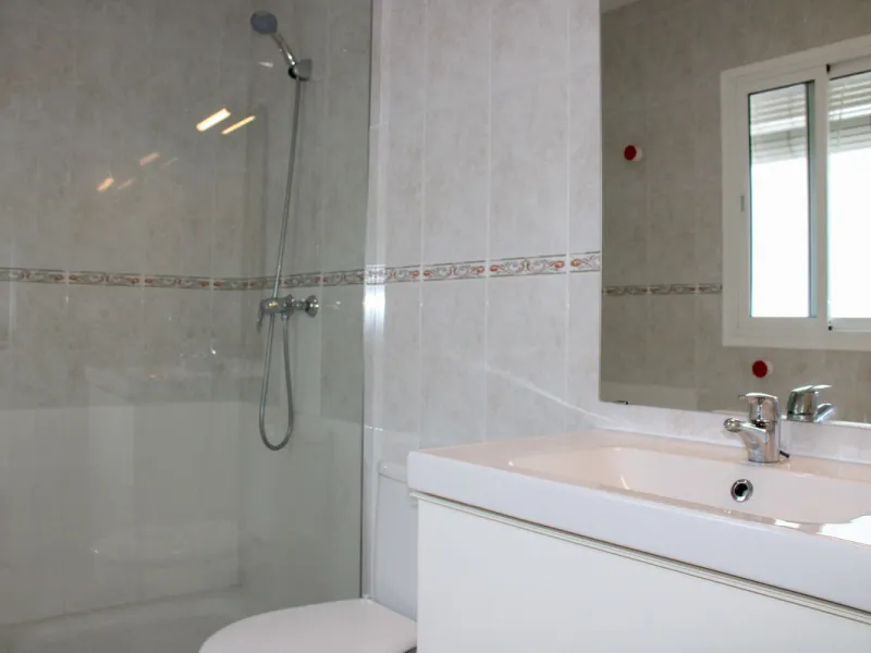 Townhouse with three apartments in excellent condition and best location in Maro, roof terrace with 360 degree views of the Mediterranean Sea and surrounding mountains. The house has a total of 4 bedrooms, 3 bathrooms and 1 toilet. Tourist license availab