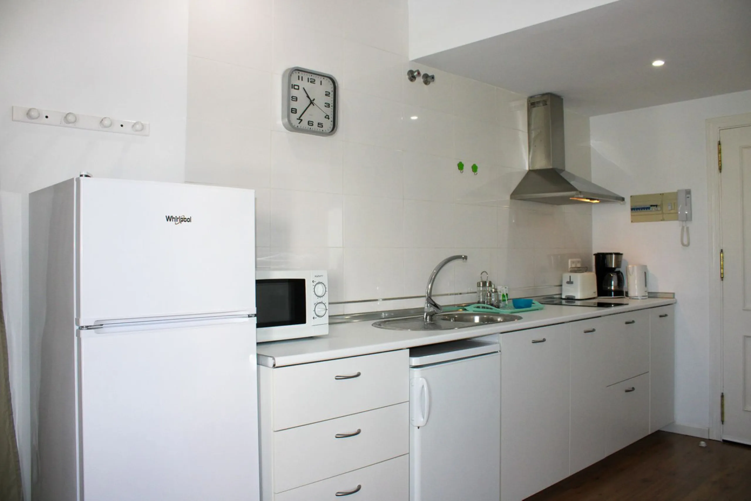Townhouse with three apartments in excellent condition and best location in Maro, roof terrace with 360 degree views of the Mediterranean Sea and surrounding mountains. The house has a total of 4 bedrooms, 3 bathrooms and 1 toilet. Tourist license availab