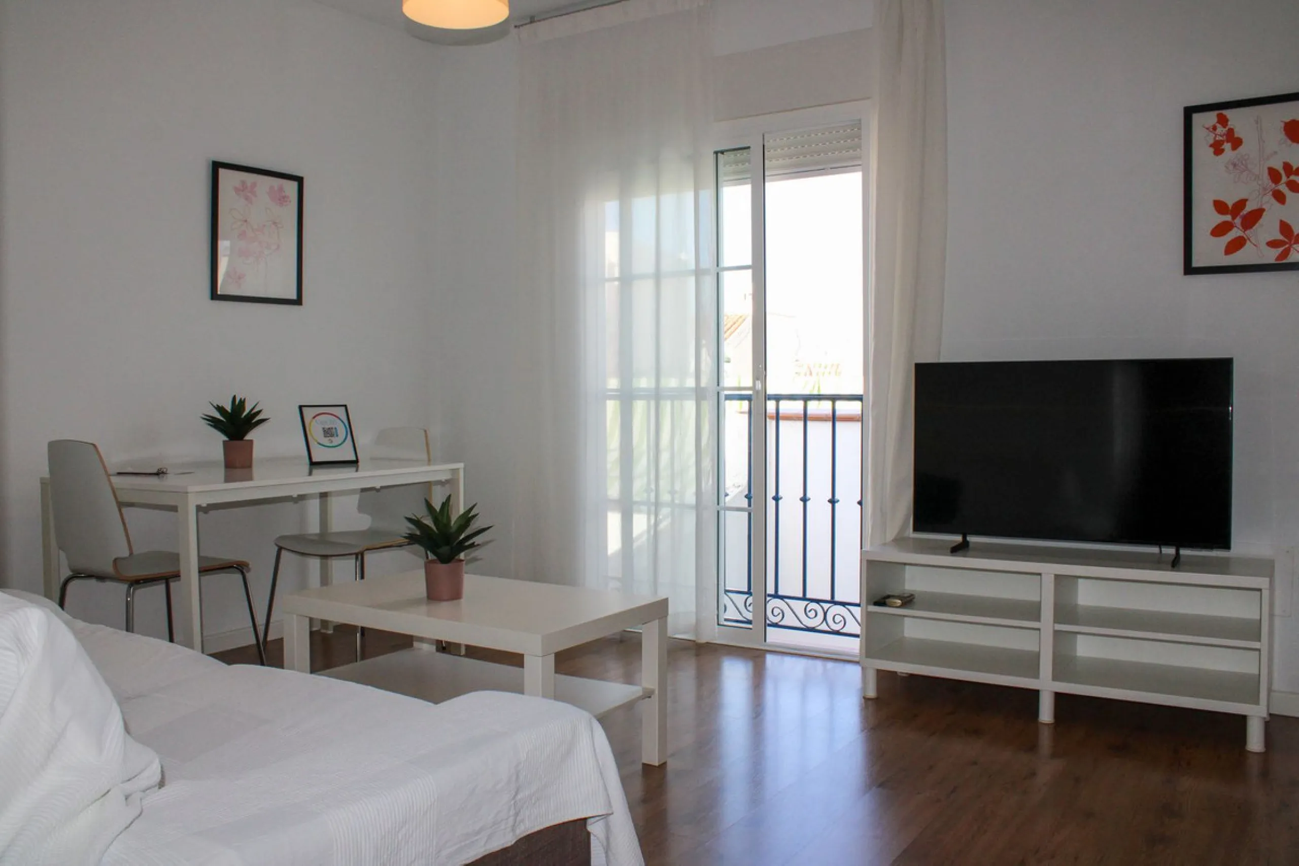 Townhouse with three apartments in excellent condition and best location in Maro, roof terrace with 360 degree views of the Mediterranean Sea and surrounding mountains. The house has a total of 4 bedrooms, 3 bathrooms and 1 toilet. Tourist license availab