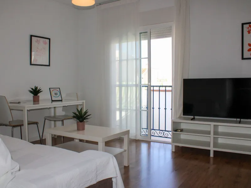 Townhouse with three apartments in excellent condition and best location in Maro, roof terrace with 360 degree views of the Mediterranean Sea and surrounding mountains. The house has a total of 4 bedrooms, 3 bathrooms and 1 toilet. Tourist license availab